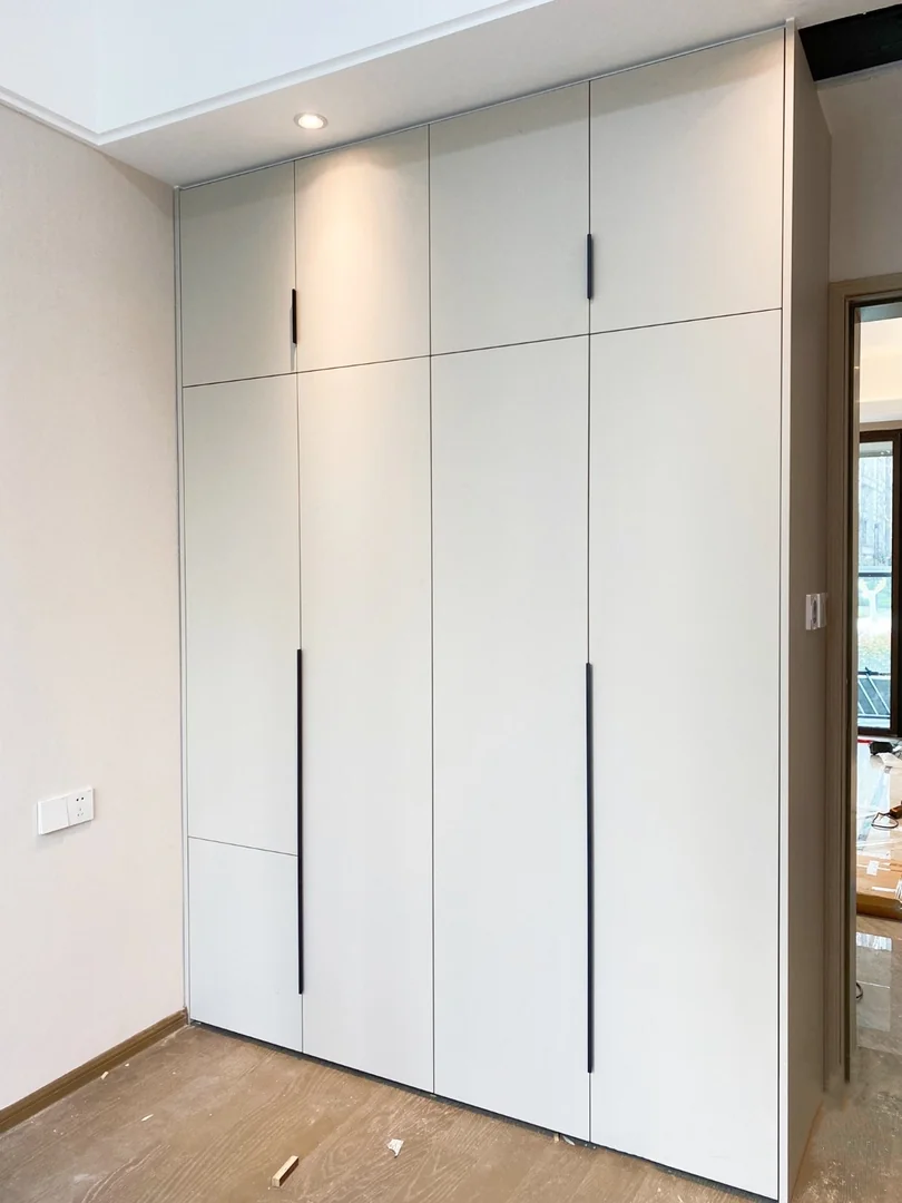 Built-in bedroom wardrobes with side shelves for a Singapore home